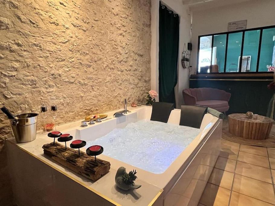 Suite Romance - Jacuzzi Moret-sur-Loing Exterior foto