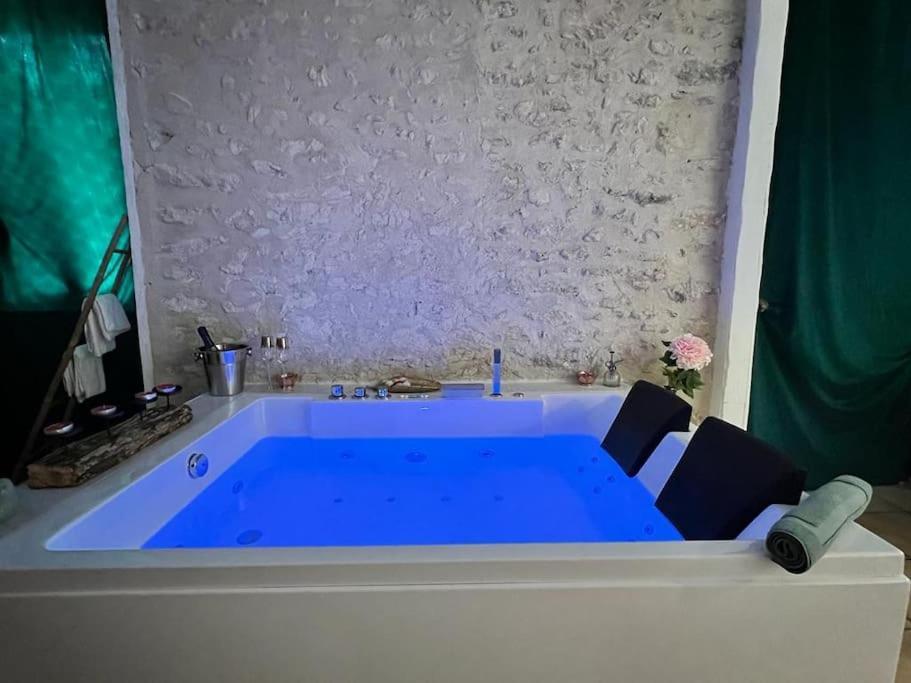 Suite Romance - Jacuzzi Moret-sur-Loing Exterior foto